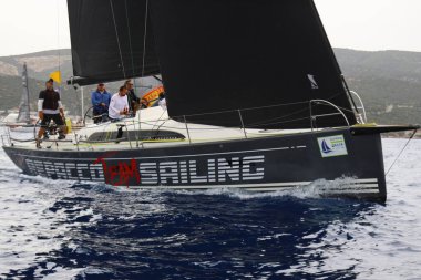 Bodrum, Hindi. 25 Mayıs 2025: Yelkenliler Ege Denizi 'nin mavi sularında, ünlü tatil beldesi Bodrum' un kıyılarında rüzgarlı havada yelken açıyorlar..