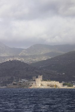 Plajdan Bodrum Kalesi manzarası. Bodrum Türkiye 'de daha popüler bir turizm beldesi.