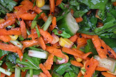 Taze Türk salatası. Havuç, roka, salatalık, fesleğen, biber, kara kimyon, biber, mısır ve servis tabağında bolca zeytinyağı. Sağlıklı yaz yemekleri..