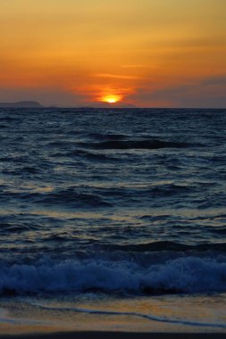 Boş gökyüzü ve güneş fotokopi alanı için yakın plan. Gün batımının muhteşem manzarası nefes kesiciydi. Güneş ufuktaki bulutların ardında batıyordu..