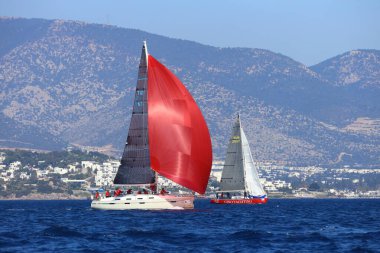 Bodrum, Hindi. 01 Şubat 2025: Ege Denizi 'nin mavi sularında, ünlü tatil beldesi Bodrum' un kıyılarında, rüzgarlı havada yelkenliler yelken açıyor.