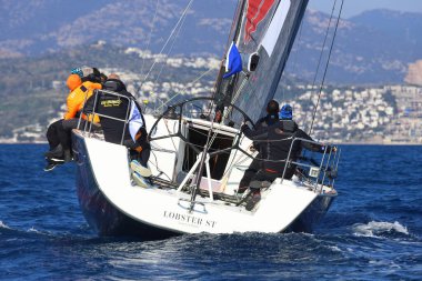 Bodrum, Hindi. 01 Şubat 2025: Ege Denizi 'nin mavi sularında, ünlü tatil beldesi Bodrum' un kıyılarında, rüzgarlı havada yelkenliler yelken açıyor.