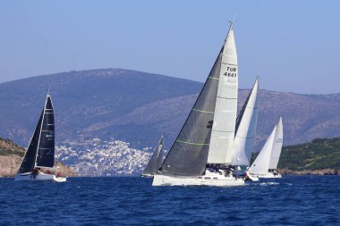 Bodrum, Hindi. 01 Şubat 2025: Ege Denizi 'nin mavi sularında, ünlü tatil beldesi Bodrum' un kıyılarında, rüzgarlı havada yelkenliler yelken açıyor.