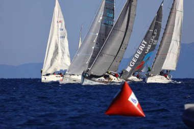 Bodrum, Hindi. 22 Şubat 2025: Yelkenliler Ege Denizi 'nin mavi sularında, ünlü tatil beldesi Bodrum' un kıyılarında rüzgarlı havada yelken açıyorlar..