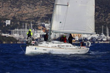 Bodrum, Hindi. 22 Şubat 2025: Yelkenliler Ege Denizi 'nin mavi sularında, ünlü tatil beldesi Bodrum' un kıyılarında rüzgarlı havada yelken açıyorlar..
