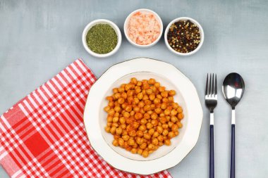 Nohut veya nohut, geleneksel bir Türk yemeği, masada yenmeye hazır..