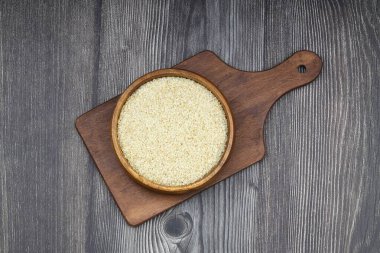 Tahta kasede yeni toplanmış beyaz susam ağacından yapılmış, ahşap arka planda izole edilmiş, kırpma yolu ile yakın plan görüntüsü..