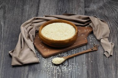 Tahta kasede yeni toplanmış beyaz susam ağacından yapılmış, ahşap arka planda izole edilmiş, kırpma yolu ile yakın plan görüntüsü..