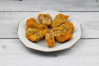 Balkabağı ya da kabak çiçekleri Dolma Pilaf ile doldurulmuş. Tabakta Türk Yemeği. Geleneksel Organik Gıda.
