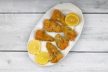 Balkabağı ya da kabak çiçekleri Dolma Pilaf ile doldurulmuş. Tabakta Türk Yemeği. Geleneksel Organik Gıda.