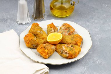 Balkabağı ya da kabak çiçekleri Dolma Pilaf ile doldurulmuş. Tabakta Türk Yemeği. Geleneksel Organik Gıda.