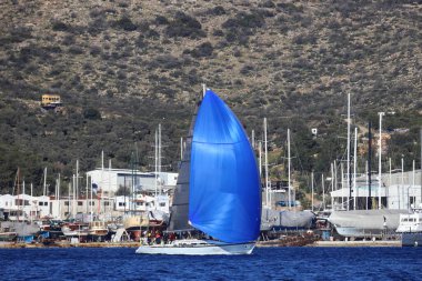 Bodrum, Hindi. 22 Şubat 2025: Yelkenliler Ege Denizi 'nin mavi sularında, ünlü tatil beldesi Bodrum' un kıyılarında rüzgarlı havada yelken açıyorlar..