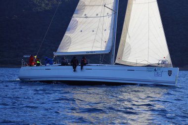 Bodrum, Hindi. 22 Şubat 2025: Yelkenliler Ege Denizi 'nin mavi sularında, ünlü tatil beldesi Bodrum' un kıyılarında rüzgarlı havada yelken açıyorlar..