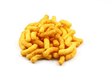 Beyaz arka planda izole edilmiş patlamış mısır çerezleri..