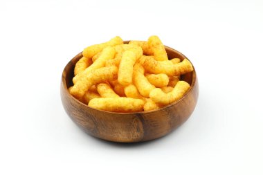 Beyaz arka planda izole edilmiş patlamış mısır çerezleri..