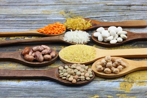 Farklı türde ham kuru baklagil kompozisyonu. Mercimek, kırmızı mercimek, nohut ve fasulye. Organik baklagil kavramını karıştır.