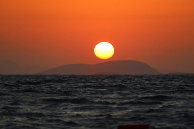 Sahilde gün batımı. Deniz kenti Turgutreis ve muhteşem gün batımları. Seçici Odaklanma.