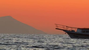 Yelkenliler rüzgarlı havada Ege Denizi 'nin mavi sularında, ünlü tatil beldesi Bodrum' un kıyılarında yelken açarlar..