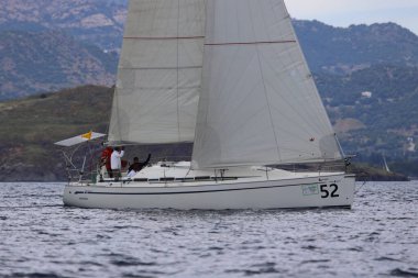 Bodrum, Hindi. 07 Nisan 2024: Ege Denizi 'nin mavi sularında, ünlü tatil beldesi Bodrum' un kıyılarında yelkenliler rüzgarlı havada yelken açıyor.