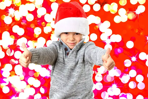 Zabawny Pięciolatek Mikołajowej Czapce Przyjęcie Świąteczne Dwoma Kciukami Górze Uroczyste Obraz Stockowy