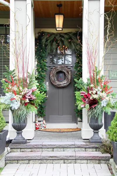 Прекрасний Домашній Вхід Прикрашений Різдво Святкові Вхідні Двері Святковим Вінком Ліцензійні Стокові Фото