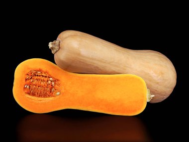 Yarım tereyağlı kabak siyah arka planda izole, sağlıklı ve popüler balkabağı fındık aromalı..