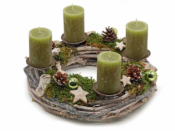 木制花环 绿色蜡烛 圣诞球苔藓和星辰隔离在白色背景下 — 图库照片