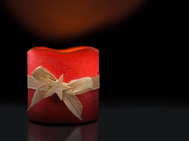 Siyah arkaplanda kırmızı Noel mumu ve yıldız yakmak, siyah arkaplanda fotokopi alanı ile aydınlatılmış noel süslemesi