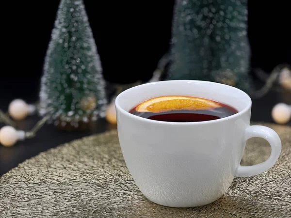 Weiße Tasse Glühwein Mit Orangenscheibe Auf Weihnachtlichem Hintergrund — Stockfoto
