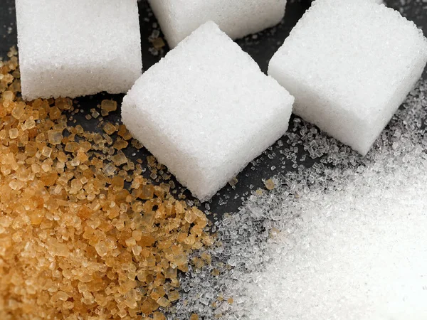 Zbliżenie Trzech Różnych Rodzajów Cukru Cukru Granulowanego Brązowego Cukru Trzcinowego — Zdjęcie stockowe