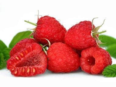 Taze doğal ahududu ve yarım meyveli yeşil yaprakların arasında beyaz arka planda izole edilmiş..