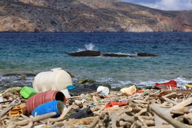 Girit 'in güney kıyısında akıntıya kapılmış plastik çöplerin kapatılması, Akdeniz' de plastik atıklarla kirlilik büyük bir sorundur..