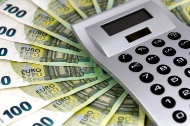 Hesap makineli 100 euro banknotlar, aile, iş veya yatırım için finansal planlama kavramı, hesap makineli nakit..