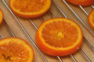 Kanalizasyon rafındaki şekerli portakal dilimlerini kapatın, organik portakallar ve şekerden yapılan ev yapımı kış atıştırmalıkları.