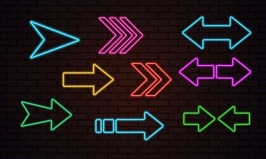 Farklı yönleri gösteren neon oklar, koyu tuğla bir arka planda parlıyor.