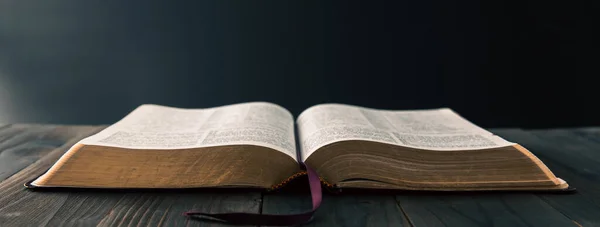 Abre Santa Biblia Sobre Una Vieja Mesa Madera Concepto Religión — Foto de Stock
