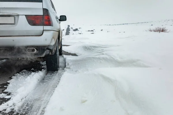 Verschneite Winterstraße Hinter Einer Bis Zur Unkenntlichkeit Verwitterten Straße — Stockfoto