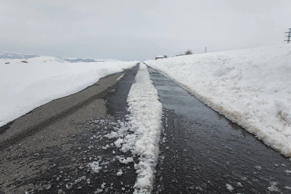 Prázdná Zasněžená Cesta Zimní Krajině — Stock fotografie