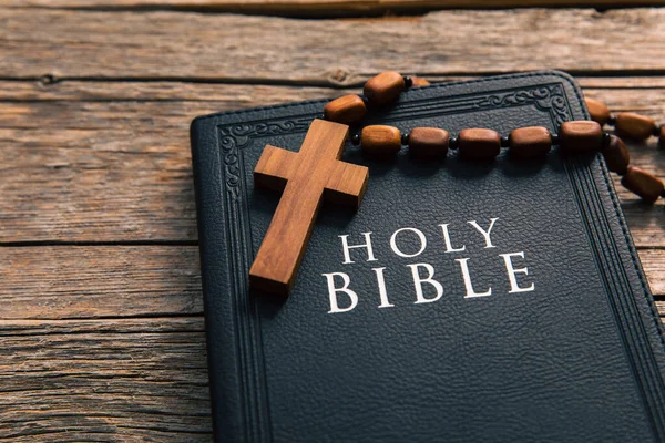 Cruz Madeira Com Bíblia Sagrada Tabl — Fotografia de Stock
