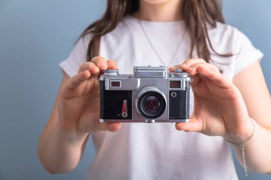 Kadın el ele tutuşan eski model bir makine.