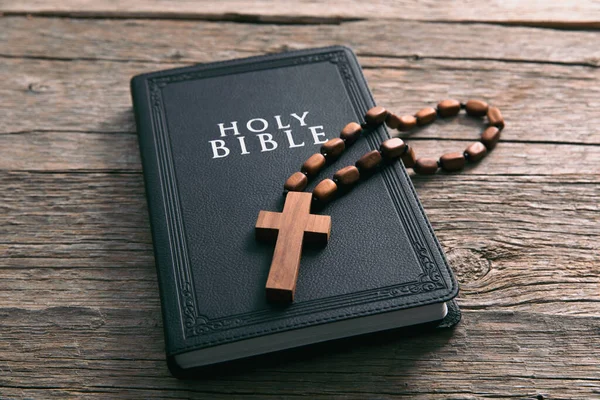 木製の十字架と聖書のテーブル — ストック写真