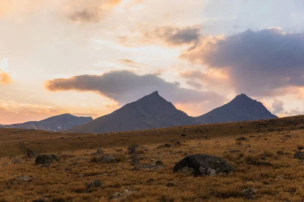 Güneşin Altında Dağ Manzara — Stok fotoğraf