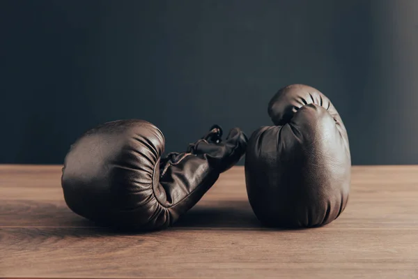 Zwei Lederne Boxhandschuhe Auf Dem Tisch — Stockfoto