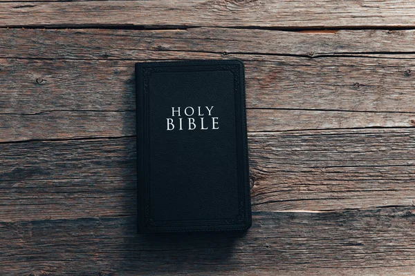 木製のタブレットの上の聖書 — ストック写真
