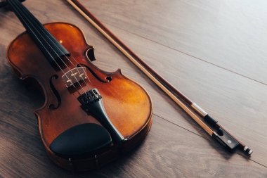 Keman masanın üstünde. Müzik enstrümanı