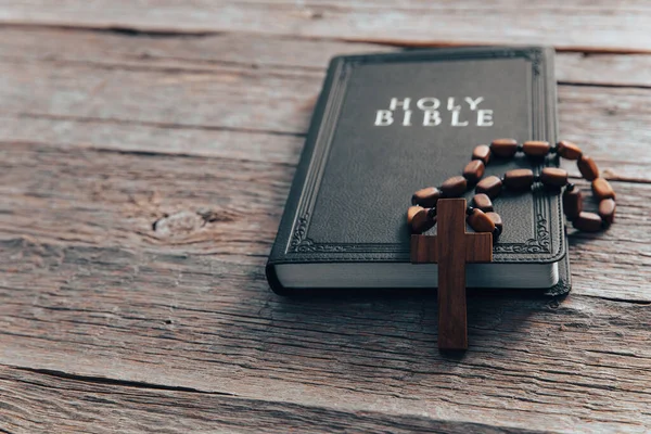 Krzyż Biblia Drewnianym Stole — Zdjęcie stockowe