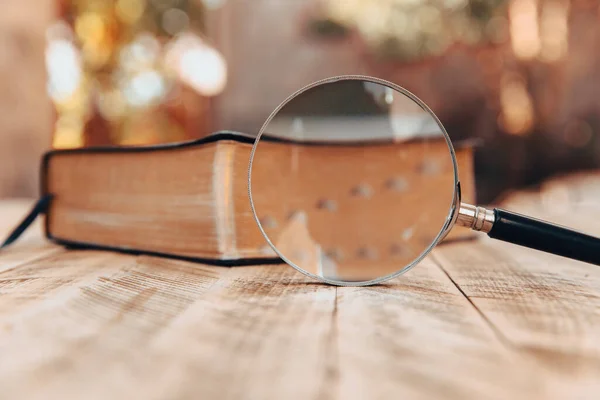 Book Magnifying Glass Tabl — Stock Photo, Image