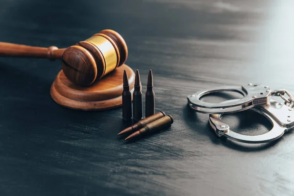 Judge Gavel Bullets Handcuffs Tabl — Stock Photo, Image