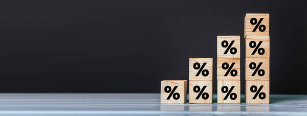 Лестница из деревянных кубиков. Концепция процентного роста