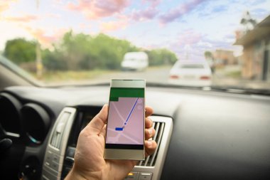 Şoför telefondaki navigatörü açtı.